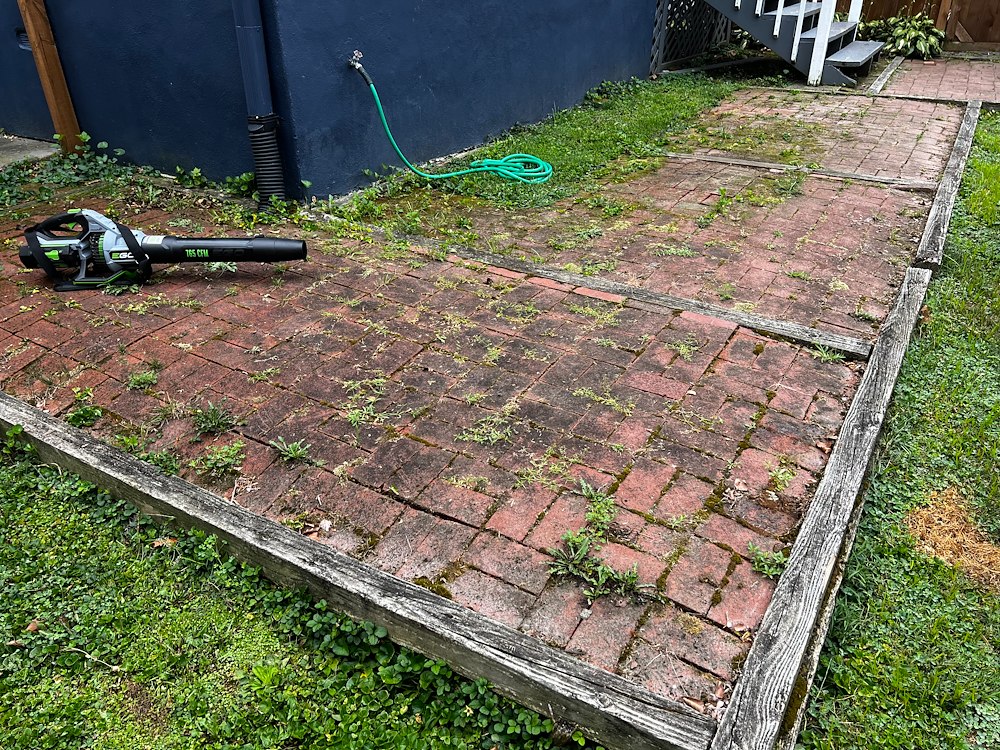 Expert-Brick-Pathway-Cleaning-Removing-Moss-and-Weeds-for-a-Brighter-Vibrant-Finish 0